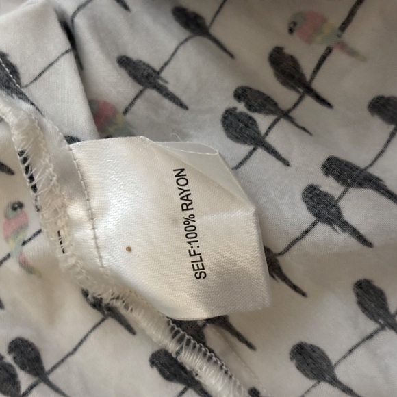 Fun bird Print Blouse. Good Condition. Very flattering with soft Rayon fabric. - Picture 7 of 7